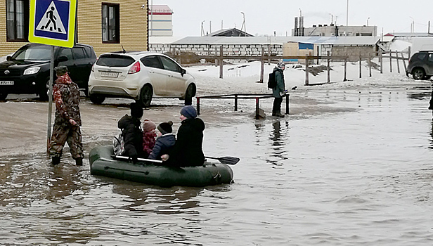 Вместо пешеходного перехода — паромная переправа: Нарьян-Мар тонет в талой воде