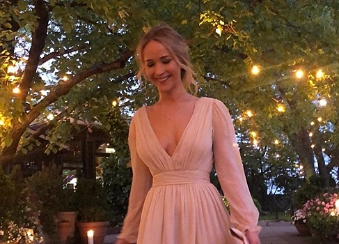 Сама нежность: Дженнифер Лоуренс в пудровом макси-платье со смелым вырезом отпраздновала помолвку