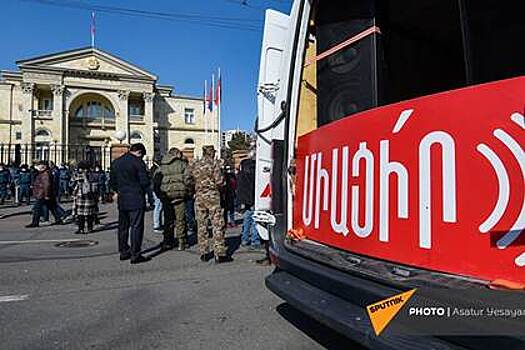 Протестующие окружили резиденцию президента Армении