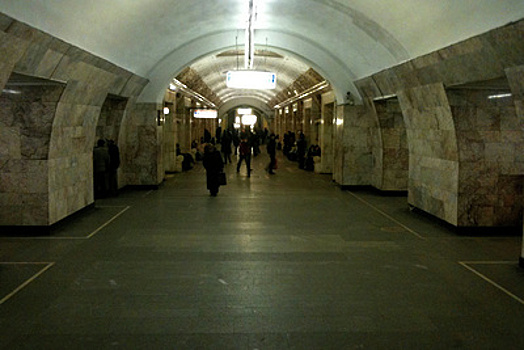 В вестибюле станции метро «Новокузнецкая» восстановили гранитные плиты