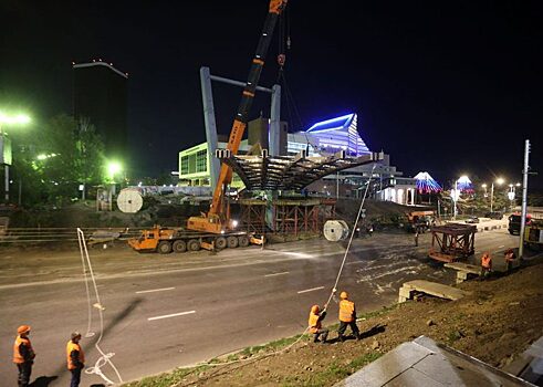 В Красноярске у БКЗ установили пролёт нового моста