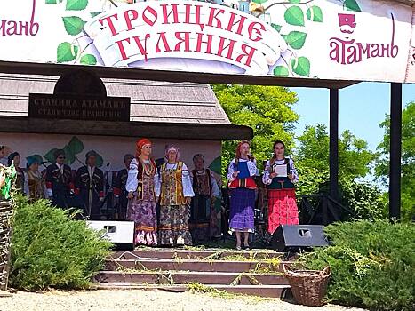 Хор «Казачий край» из Армавира выступил на фестивале «Троицкие гуляния» в «Атамани»