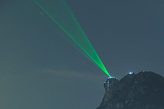 Отец троих детей посветил игрушечным лазером в самолет и сел в тюрьму