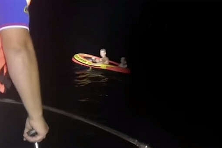 В Туапсе двух подростков на надувной лодке унесло в море