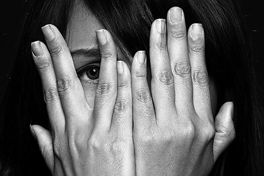 Психиатр Шуров: социофобия поддается лечению с помощью КПТ или медикаментов