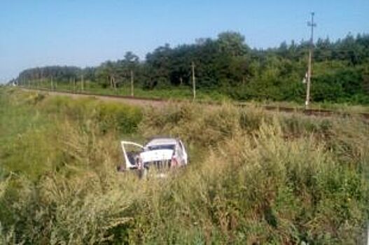 Товарный поезд под Курском сбил Renault Logan на переезде