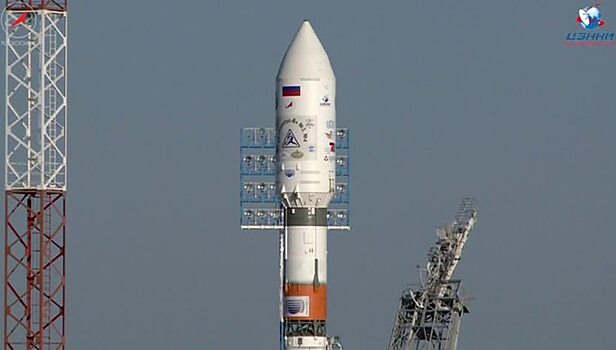 Ракету "Союз-2.1а" с грузовым кораблем установили на стартовый стол на Байконуре
