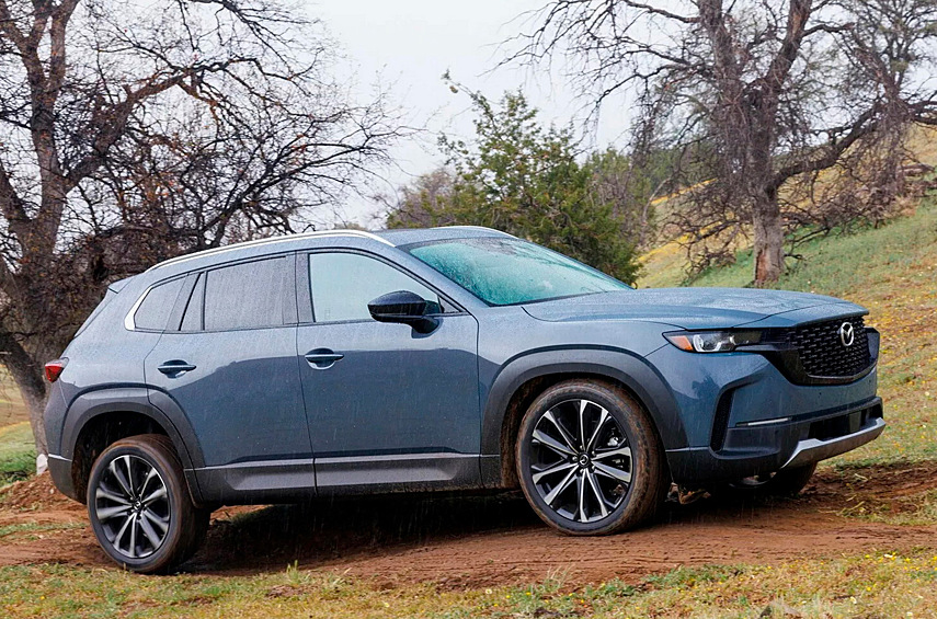 Новинка тратит бензина почти на 40% меньше, чем версия с безнаддувным агрегатом 2.5 и шестиступенчатой автоматической коробкой передач. 2,5-литровый атмосферный двигатель совмещён с тремя электромоторами и электромеханическим вариатором.