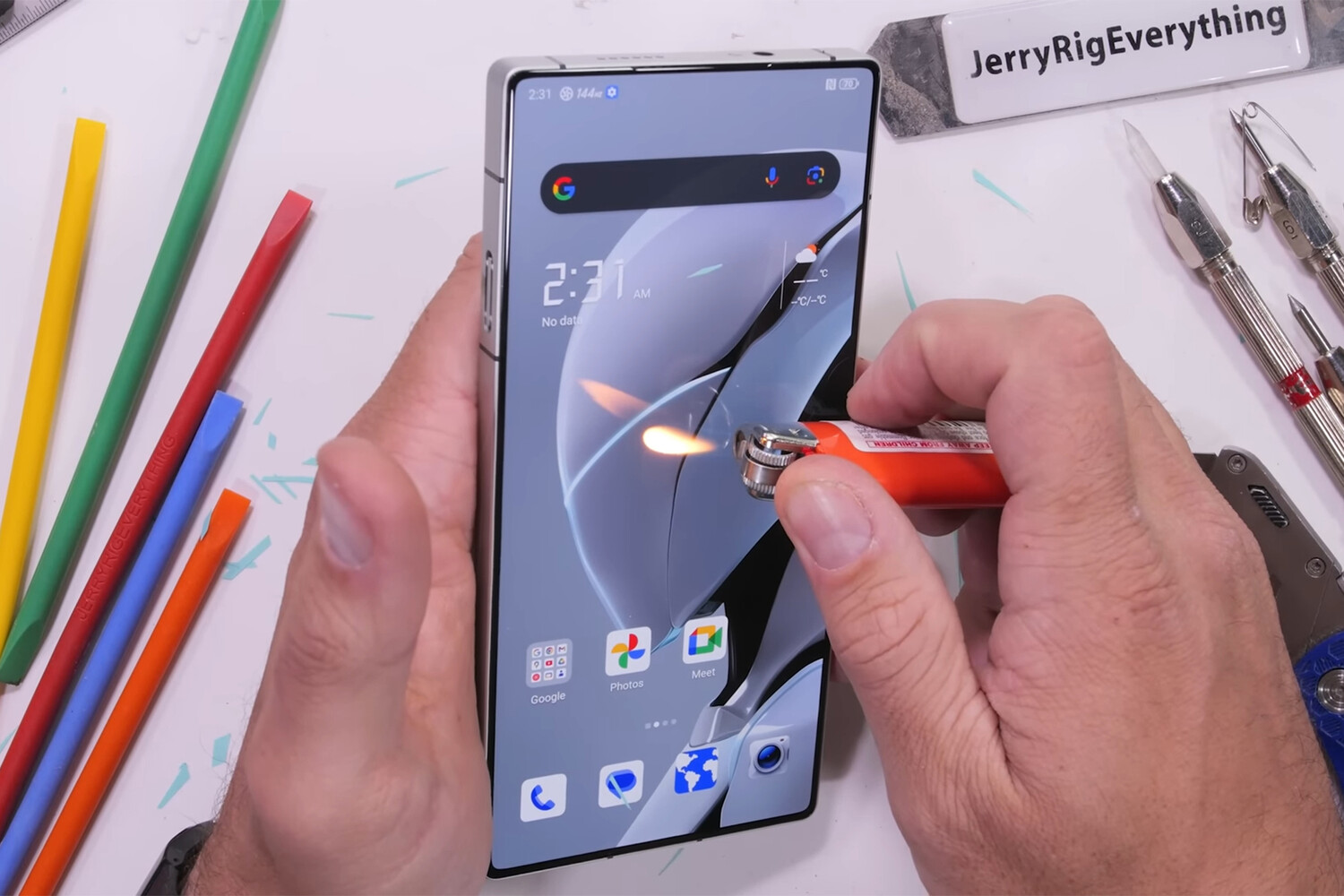 Геймерский смартфон Red Magic 10 Pro с камерой-невидимкой испытали ножом и огнем