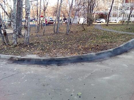 Коммунальщики заменили бортовой камень во дворе на Лескова