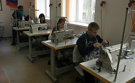 В Курске учащиеся профессионально-реабилитационного центра шьют нательное белье для военных