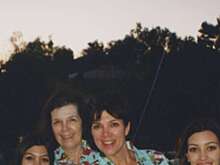 Бизнесвумен Крис Дженнер опубликовала архивные фото с дочерьми в Рождество