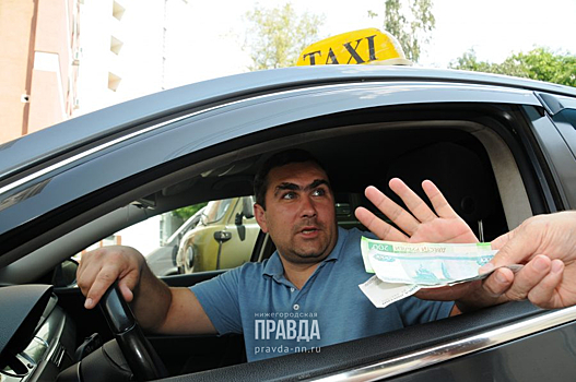 Знаменитости, пирожки «на чай» и роды в машине: в какие необычные ситуации попадали нижегородские таксисты