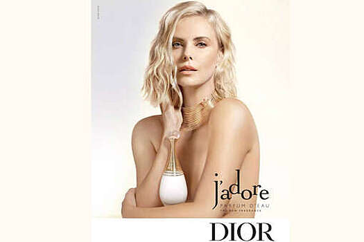47-летняя Шарлиз Терон снялась топлес в рекламе Dior