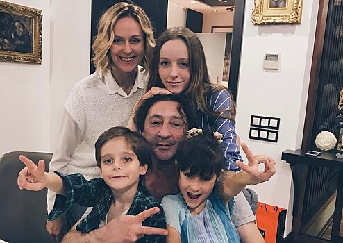 Григорий Лепс вместе с семьей отдыхает в Италии