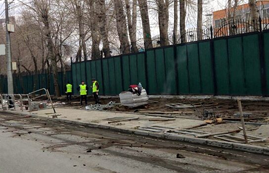 В Челябинске снесли серые заборы на улице Труда