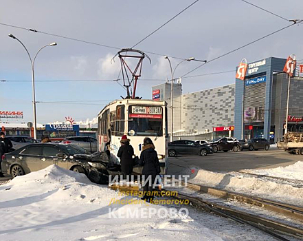 Иномарка врезалась в трамвай на кемеровской остановке