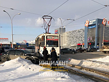 Иномарка врезалась в трамвай на кемеровской остановке