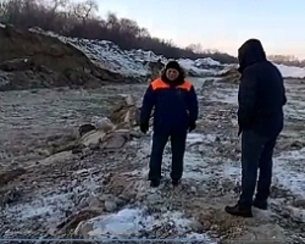 В Амурской области бульдозер упал в карьер с водой