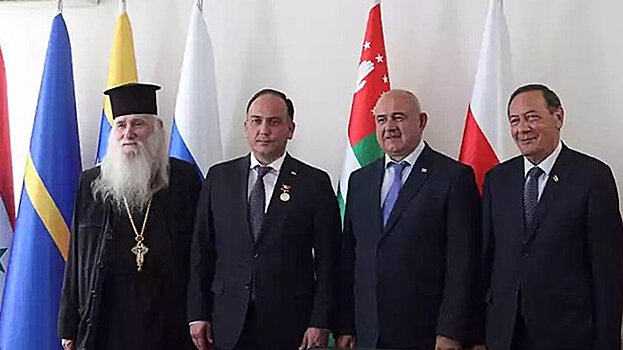Глава МИД Южной Осетии вручил награду абхазскому коллеге