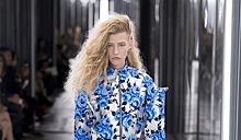 Футуристичные платья, космические комбинезоны и яркие принты в новой коллекции Louis Vuitton