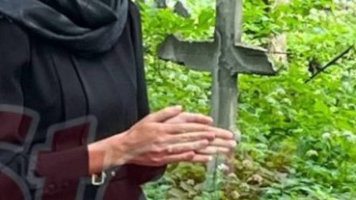 Девушка Старовойта надела помолвочное кольцо на похороны экс-министра