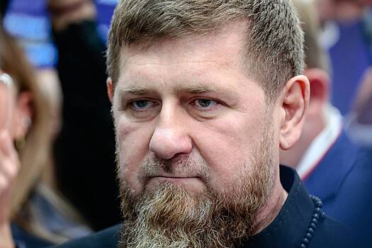 «"Воскрес" вопреки последним вбросам». Рамзан Кадыров показал кадры ужина с сыном Адамом на фоне слухов о ДТП с его кортежем