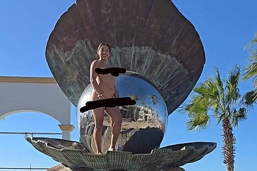 Голая женщина устроила фотосессию на многолюдной улице