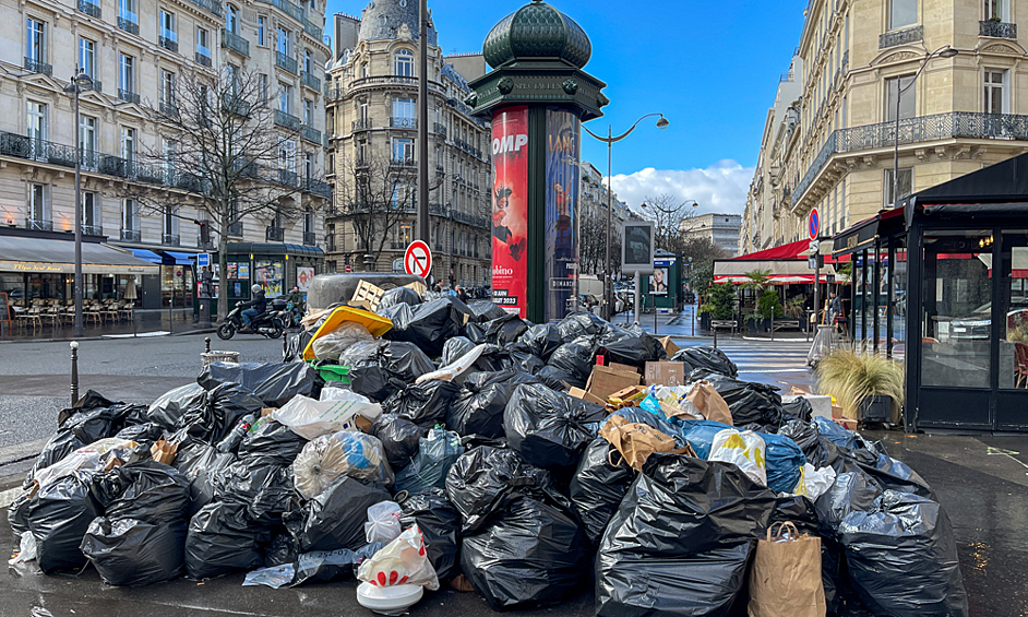 В некоторых округах Парижа скопилось 5 тыс. тонн мусора, на тротуарах образовались свалки, 14 марта 2023 года