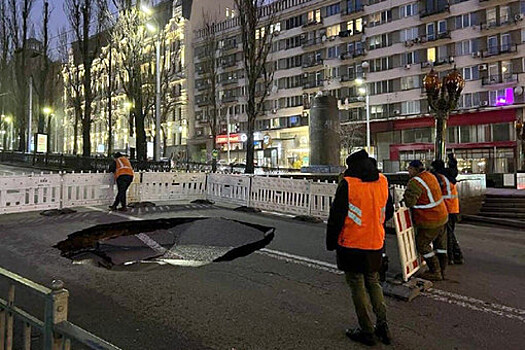 В центре Киева из-за повреждения водопровода провалился асфальт