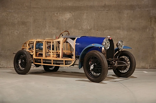 Простоявшие в сарае десятки лет Bugatti продадут на аукционе