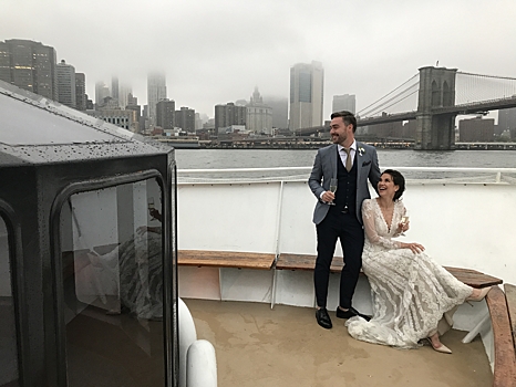 Телеведущий НТВ расписался с возлюбленной на яхте в Нью-Йорке