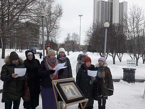 В сквере у Театра драмы провели пикет и помолились за строительство храма святой Екатерины