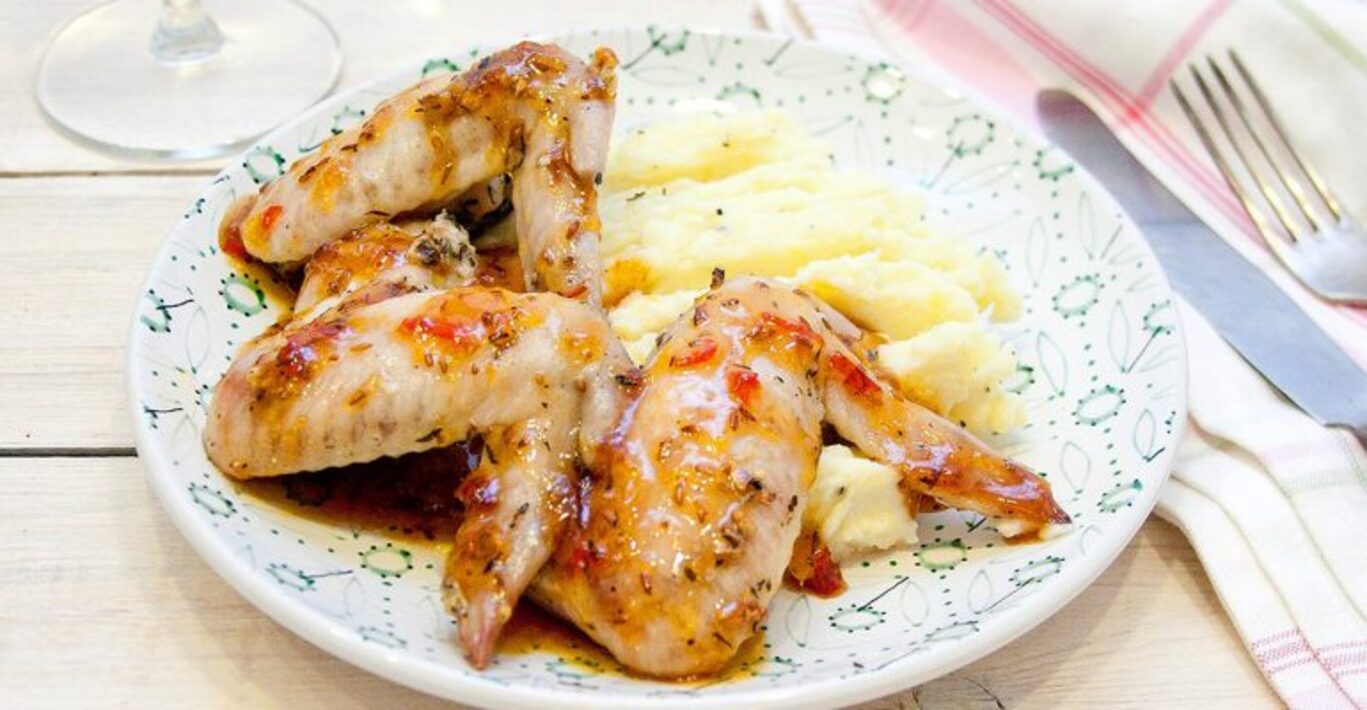 Тушеные крылышки. Тушеные овощи с крыльями. Куриные крылышки в духовке с корочкой. Тушеная картошка с крылышками. Крылышки в соевом соусе.