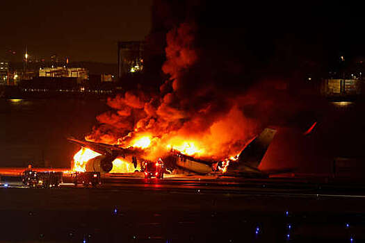 Появилось видео из салона самолета, потерпевшего крушение в аэропорту Токио