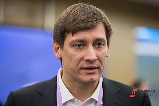 «Пока места не нашлось»: юрист пояснил, почему Гудков уехал на Украину