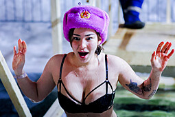 Женщина во время крещенских купаний на территории клуба зимнего плавания «Косатка ДВ» во Владивостоке, 18 января 2026 года