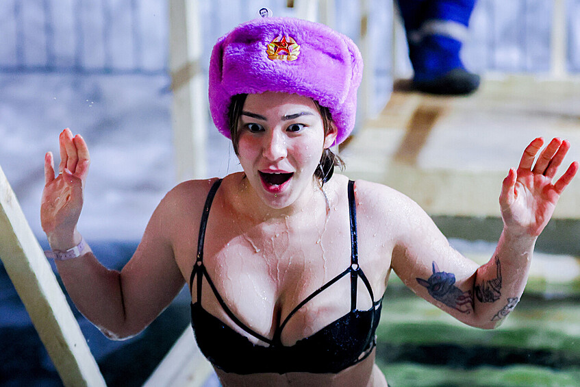 Женщина во время крещенских купаний на территории клуба зимнего плавания «Косатка ДВ» во Владивостоке, 18 января 2026 года
