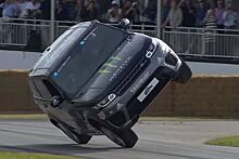 Видео: Range Rover Sport SVR на двух колесах и человеком сверху