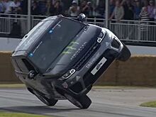 Видео: Range Rover Sport SVR на двух колесах и человеком сверху