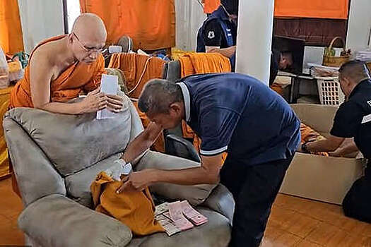 В Таиланде буддийских монахов задержали с секс-игрушками и наркотиками