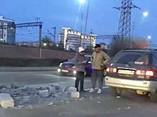 В Улан-Удэ водители напоролись на разбросанные блоки и попали на видео