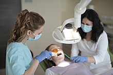 Стоматолог — 600 тысяч рублей: какие массовые профессии приносят максимальный доход