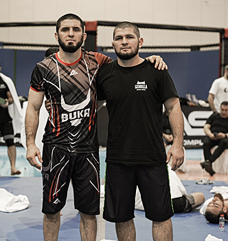 Хабиб сфотографировался с Махачевым в зале: «Скоро пойдем за историческим вторым поясом, а пока работа продолжается»