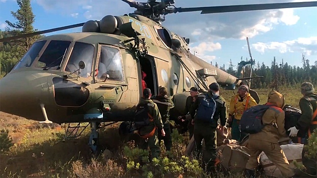 Спасти природу: как военные вертолеты Ми-8 помогают тушить лесные пожары в Туве