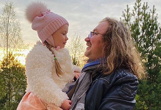 5-летняя дочь Игоря Николаева впервые прокатилась с родителями по лыжне