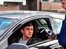 Инспектор ДПС требует подышать в трубку: юристы назвали 3 варианта грамотного ответа водителя