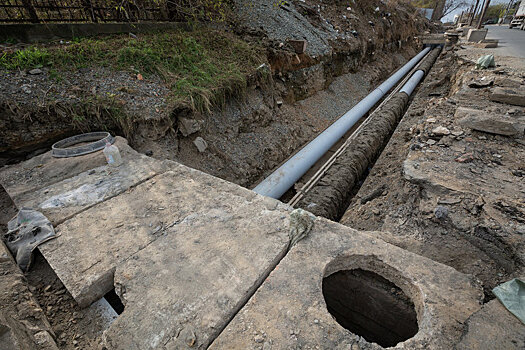 Женщину в Барнауле накрыло водой из прорвавшегося водопровода