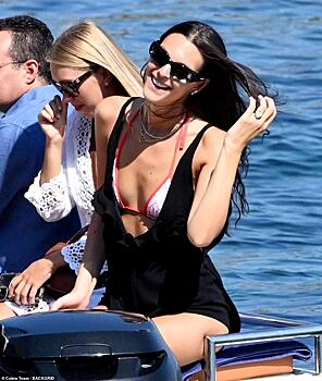 26-летнюю возлюбленную Леонардо ДиКаприо застали с бриллиантовым кольцом на безымянном пальце: фото