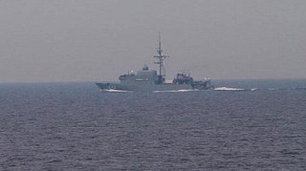 Корабль НАТО преградил путь российскому фрегату